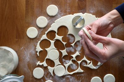 Making pogacice sa sriom