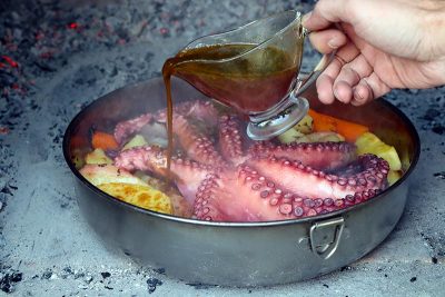 Hobotnica ispod peke gravy