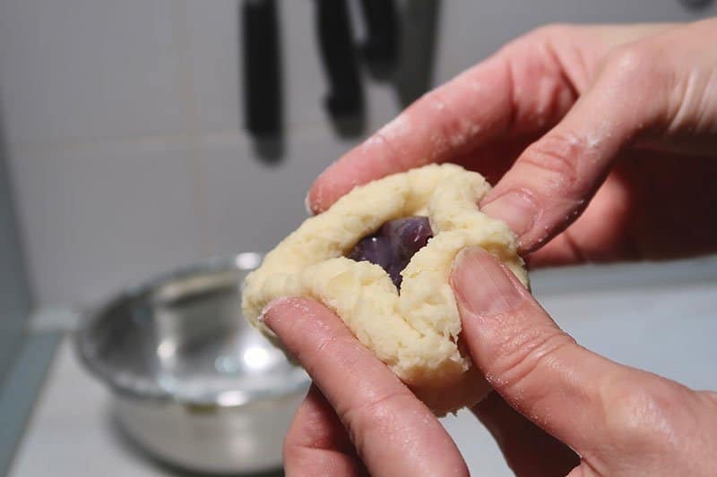 plum-dumplings-shaping knedle sa šljivama recept
